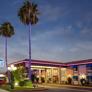 Travelodge By Wyndham Orange County Airport/ Hotel